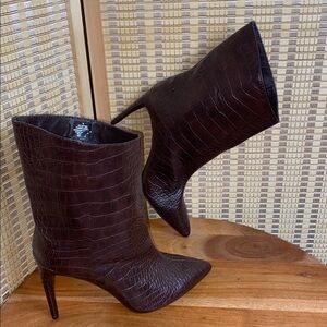 Express Woman’s 6 Snakeskin Textured Asymmetrical Booties Shabby Chic